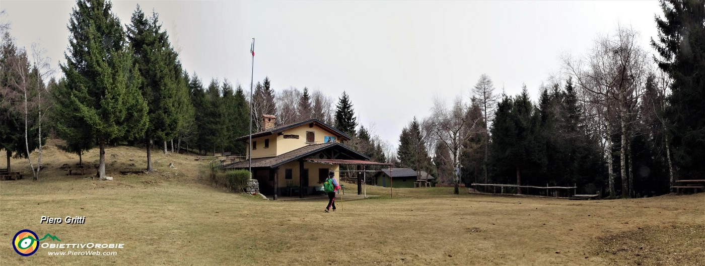 70 Scendo con Romano e Donatella alla Baita degli Alpini di S. Giovanni Bianco (1105 m).jpg